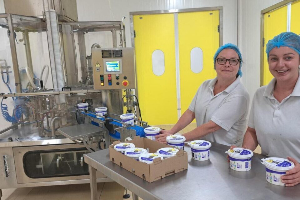 Artisan de la laiterie Ker Ronan en train de préparer des crème désert, illustrant le savoir-faire artisanal et le respect des méthodes traditionnelles.